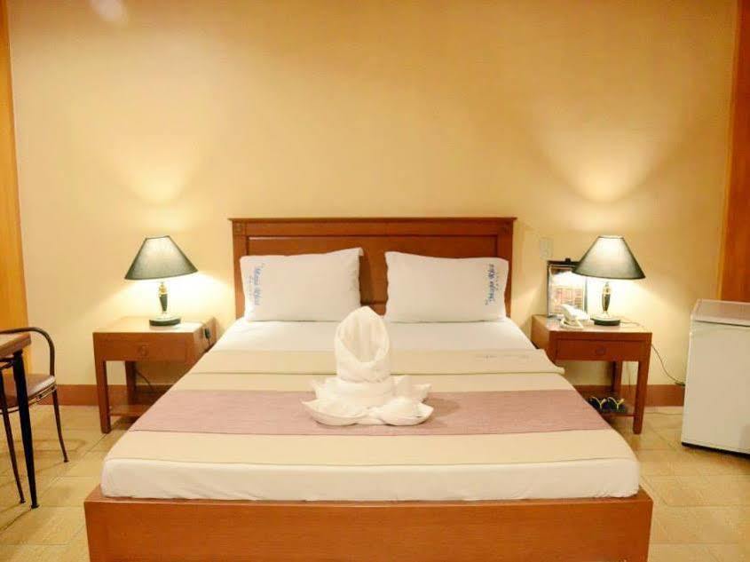 La Maja Rica Hotel Tarlac City Exterior foto